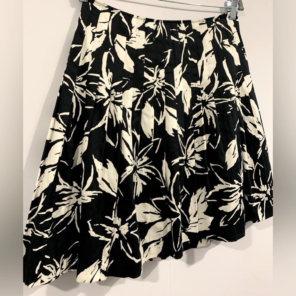 Excellent Condition, Lafayette 148, Pleated Black/White Floral Skirt, Sz 6 - Picture 2 of 8